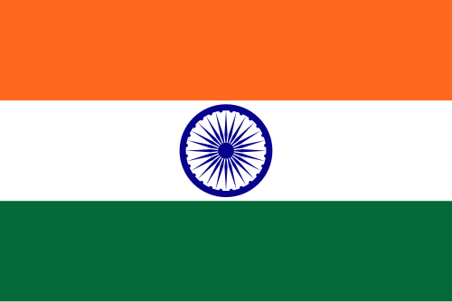 Die Flagge Indiens zeigt drei horizontale Streifen in Orange, Weiß und Grün, mit einem blauen Rad mit 24 Speichen in der Mitte des weißen Streifens.