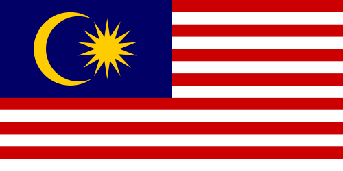 Die Flagge Malaysias zeigt einen blauen Farbbereich mit einer gelben Halbmond- und Sternenkonstellation sowie rote und weiße Streifen. Es gibt 14 horizontale Streifen, abwechselnd rot und weiß, die die 13 Bundesländer und den Bundesdistrikt repräsentieren.